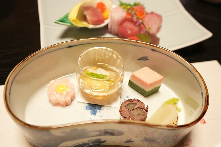 桜の花型の長芋など、春らしく彩られた組肴。