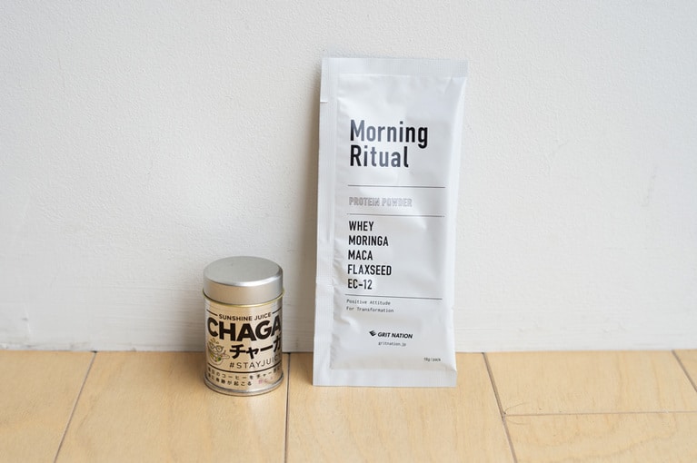 左から、CHAGA 2760円／サンシャインジュース、Morning Ritualプロテインパウダー 500円／GRIT NATION。ともにJURIさんのIGNITE YOGA STUDIOで販売中。