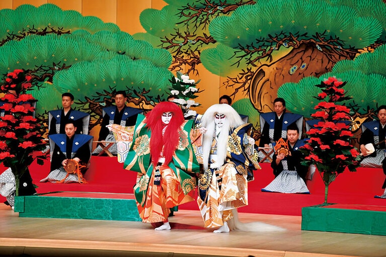 令和元年11月歌舞伎座『連獅子』左より、仔獅子の精＝市川染五郎、親獅子の精＝松本幸四郎（©松竹）