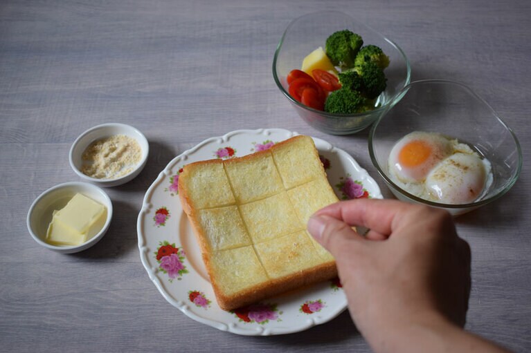 バタートーストに砂糖をふりかけ、卵は温泉卵にする。