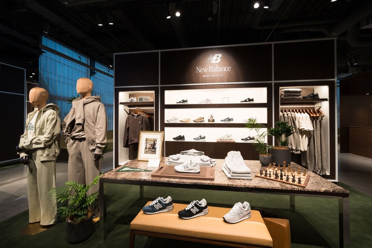 スタイリングを提案するマネキンの数が多いことも特徴だ