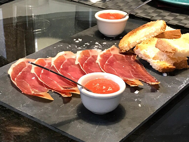 こちらはアラゴン州の名産「ハモン・テルエル 」。白豚のハムだが、いわゆるハモン・イベリコよりもあっさりしてる感じ。それにしても加工肉食品のおいしさは、さすが。