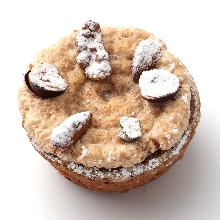 タルト・コワン・ポム 470円。シナモン風味の生地にマルメロとリンゴのコンポートを詰め、ダックワーズで覆って焼き上げた、甘酸っぱいタルト。