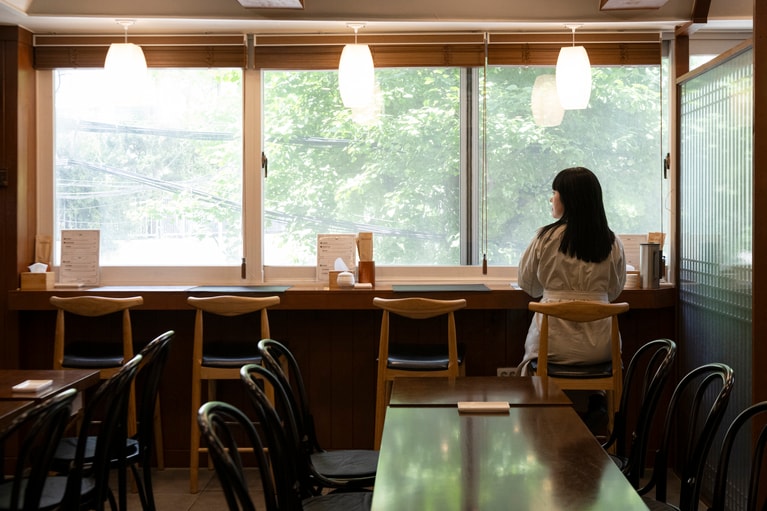 緑の見えるカウンター席。さらに横の壁沿いまで伸びていて、席数が多いのが嬉しい。