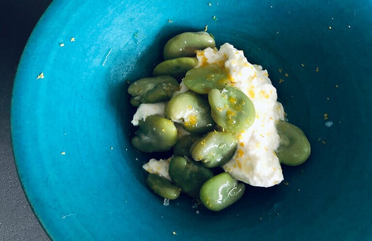 「ブッラータチーズがあるだけで、さっとゆでただけの野菜もリッチなサラダに。とろっとした食感がたまりません」