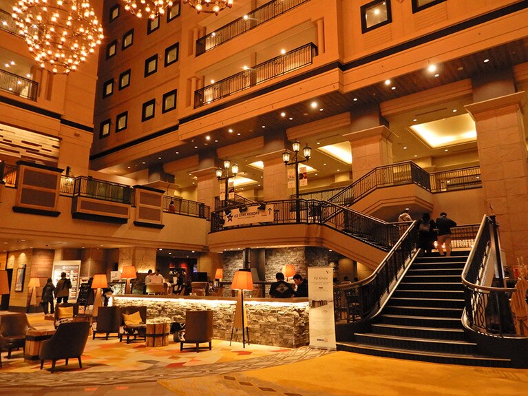 2階へ続く大階段。この雰囲気は、日本離れしていて素敵。