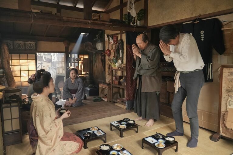 トキがヘブンの女中になってからは少し暮らしが楽になり、朝餉のおかずも増えている。この日はいわしの塩焼きと、厚揚げの煮物、しじみ汁、たくあん、麦飯入り3分づきごはん （C）NHK