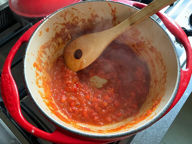 (1) 鍋にオリーブオイルを中火で熱し、トマト水煮缶、塩を入れて弱火で10分ほど煮詰める。