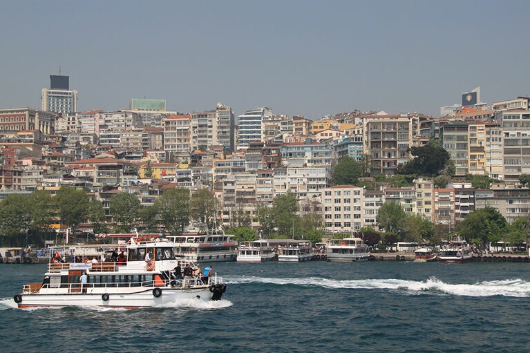 次々と出航するクルーズ船。沖合からは発着所で待機しているたくさんの船が見える。