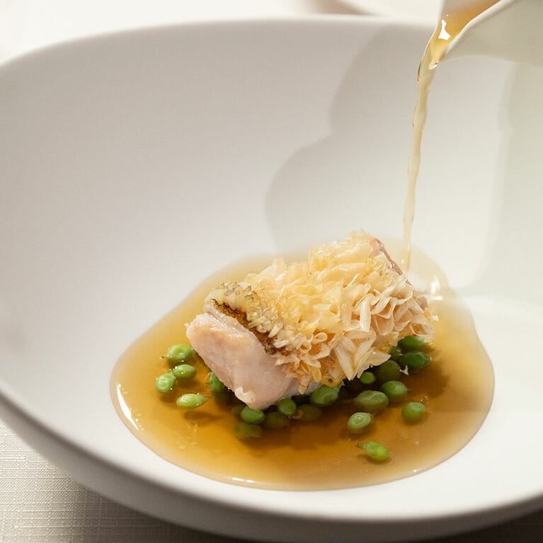 魚の骨で取ったコクのある出汁をたっぷりと。