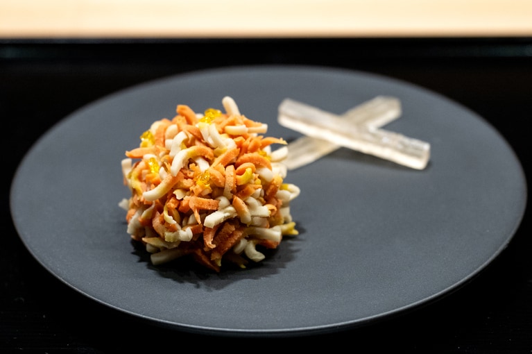 きんとん製「木犀花（もくせいか）」。2025年11月中旬までの期間限定。飲み物付き2,090円。