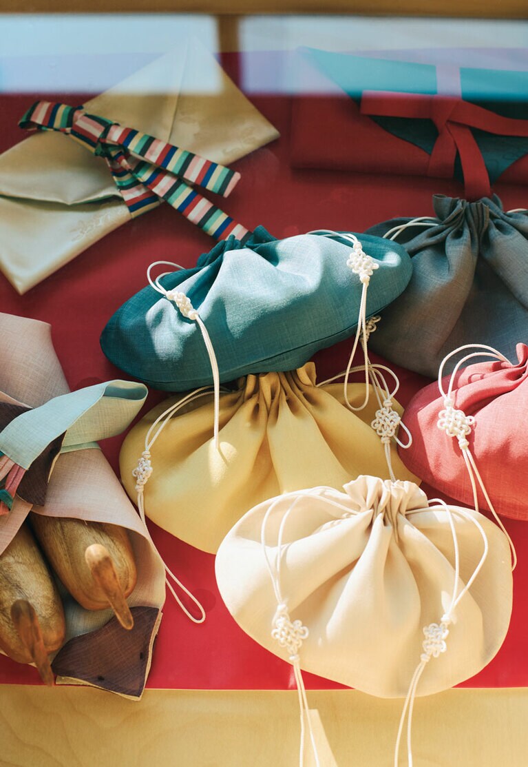 婚礼に用いる巾着。色にそれぞれ意味があり、五穀を入れて新郎が新婦に贈る。