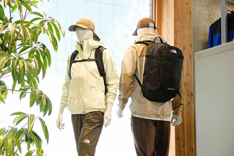 シックな色合いでまとめられたトレッキングウエア。