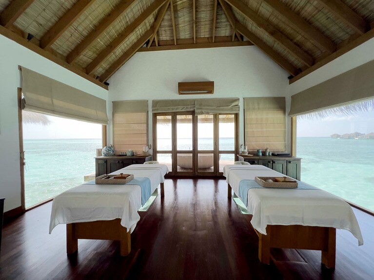 もっとも大きなトリートメントルームは3方向を開け放つとこの開放感！　ベランダにはバスタブがあり、フラワーバスなどを楽しむことができる。