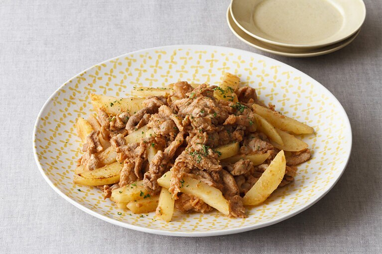 豚こまじゃがいも炒め。