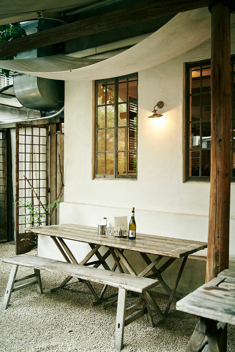 日よけのシェードがあるテラス席で寛ぎの時間を。