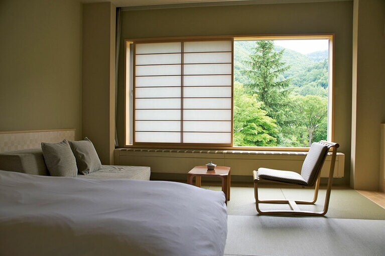 夕日岳を望む客室。／女性のための宿 翠蝶館［北海道・定山渓］