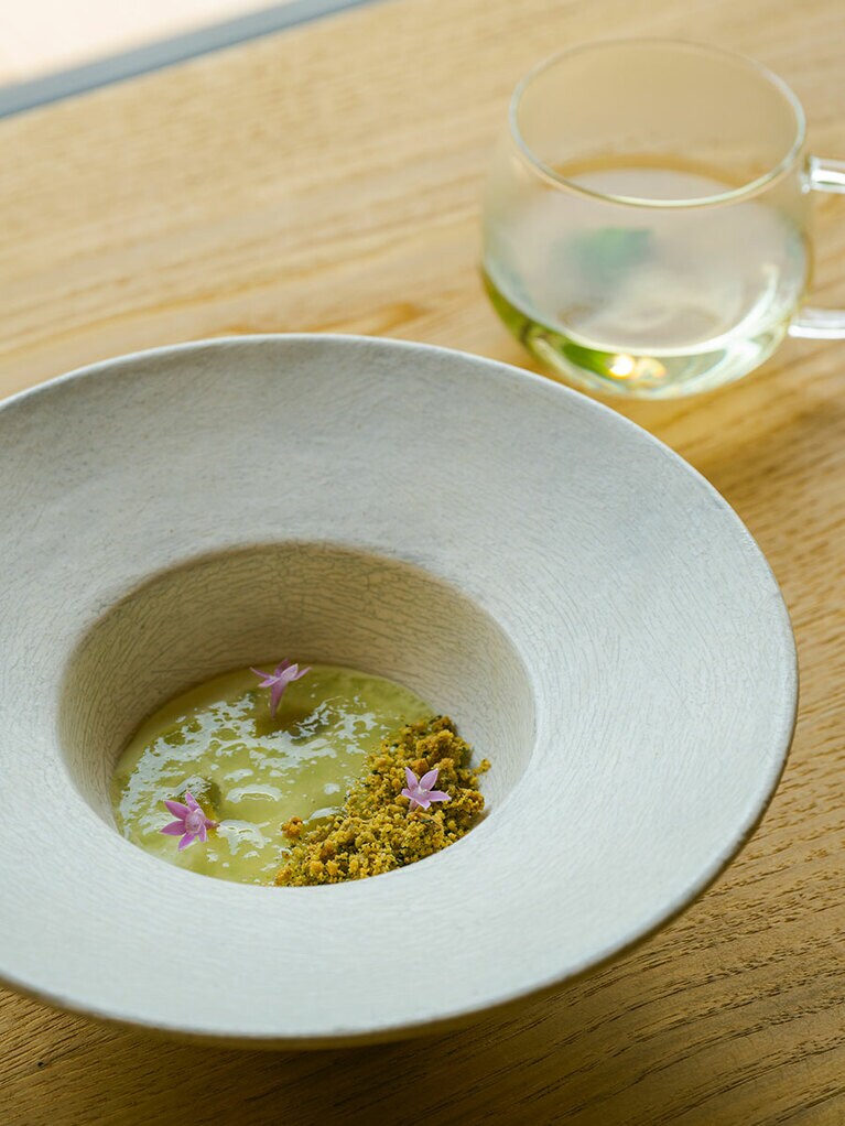 隣に住むおばあちゃんが育てたいちじくの葉をブラン・マンジェに。地域の食材をふんだんに。／Satologue.［東京／奥多摩］