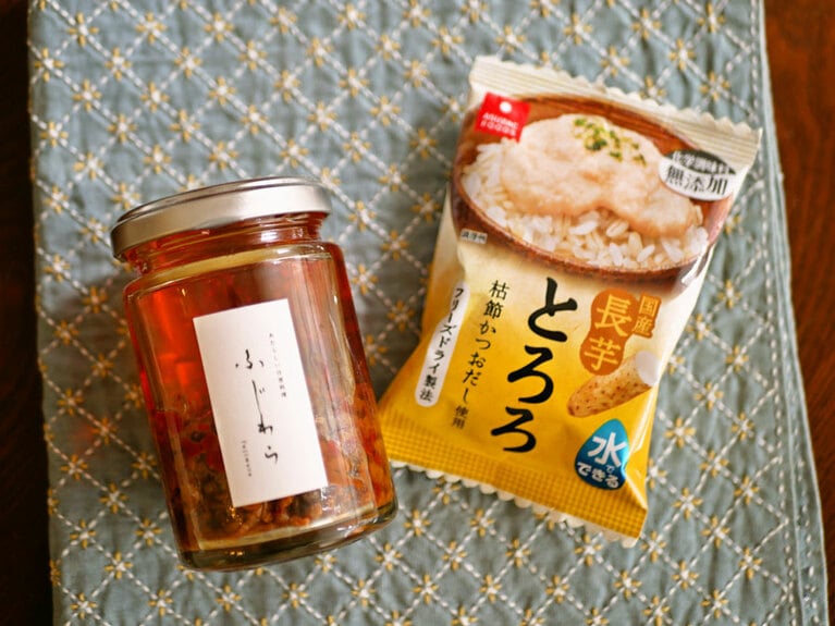 写真左から、納豆辣油 105g 1,404円／あたらしい日常料理 ふじわら、国産長芋とろろ 162円／アスザックフーズ