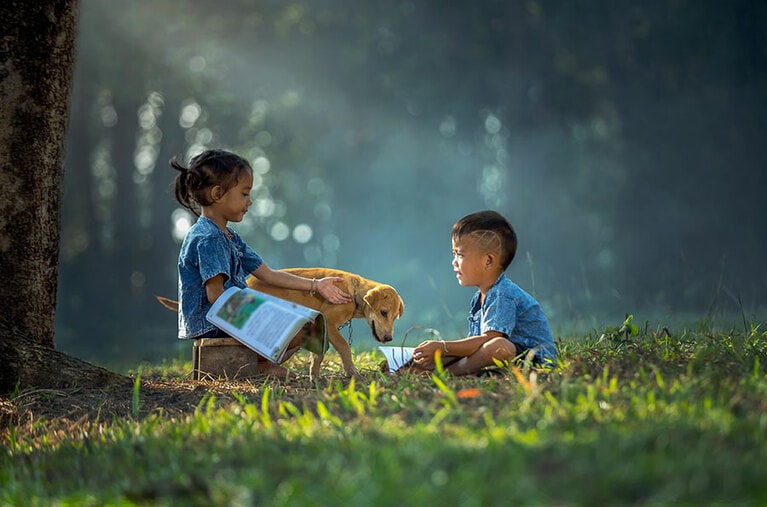 メディアの情報の疑い方を学ぶマレーシアの子どもたち。写真：アフロ