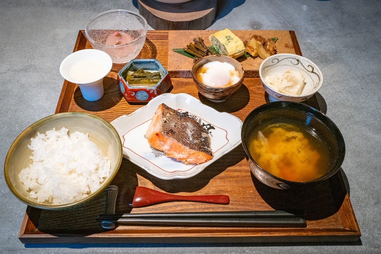 この日の朝食は、野沢温泉の米をはじめ、味噌汁や旬の魚の塩麹焼き、甘酒ミルク、野沢などがトレイにのり、ボリュームたっぷり。