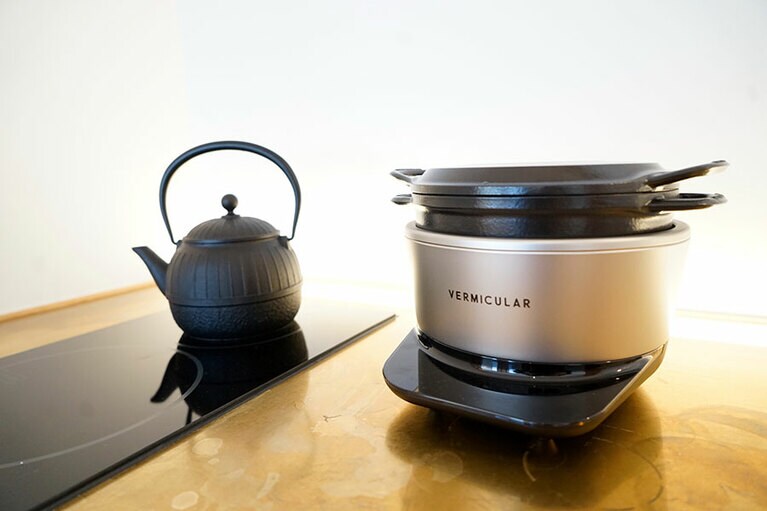 朝食は自炊スタイル。といってもミニキッチンにはバーミキュラの高級炊飯器と南部鉄器のやかん。これだけで美味しい朝ご飯が約束されたようなものだ。