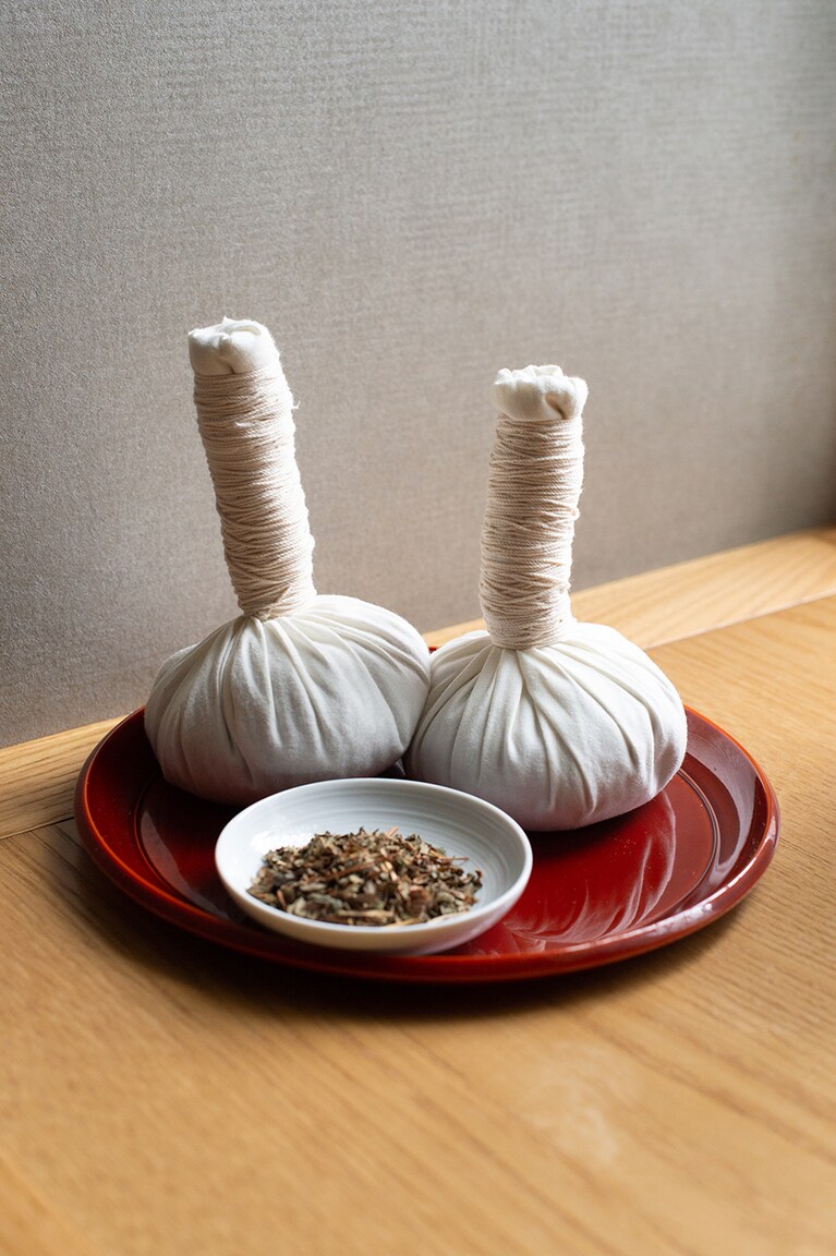 桑の葉を使用した日本版ハーバルボールの「葉玉」を使ったトリートメント。柔らかな香りが、リラックス効果ももたらす。