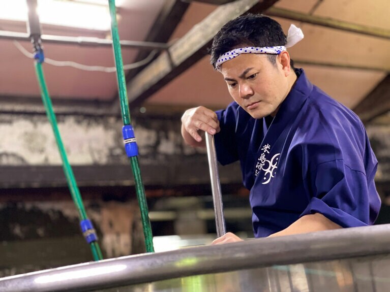 米島酒造四代目の田場俊之さん。