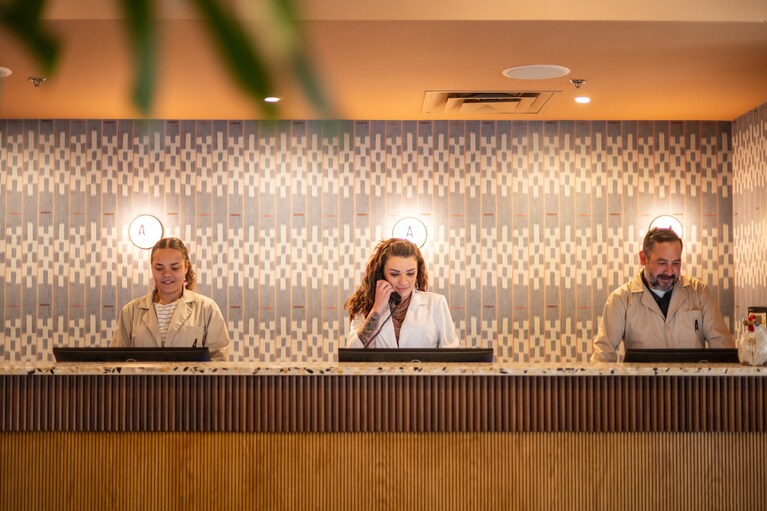 フロントスタッフの制服にも、このホテルならではのこだわりが感じられます。