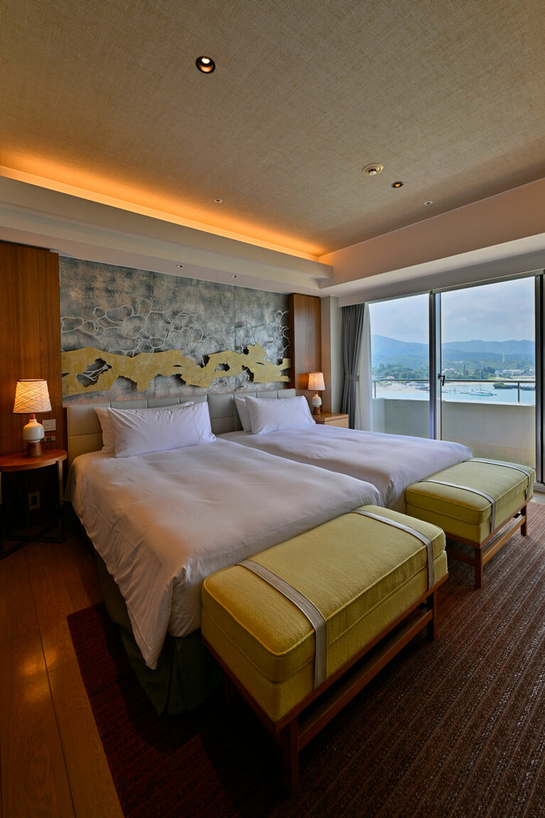 “万座スイート” のベッドルームは、ビーチビュー。