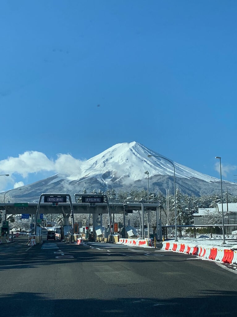 中央自動車道河口湖ICより。絶好の撮影日和(3月撮影・快晴の朝)。