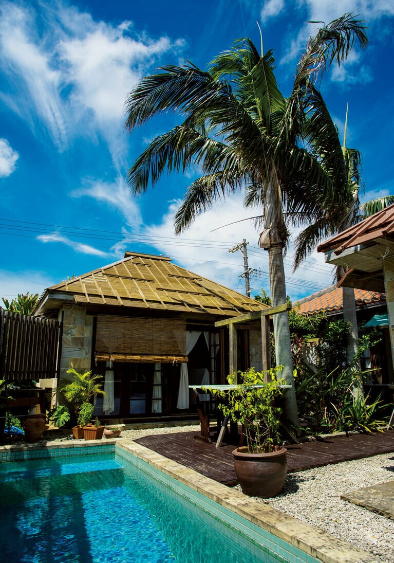 敷地内には小さなプールがある。足を浸しながらワインを楽しむ人も。