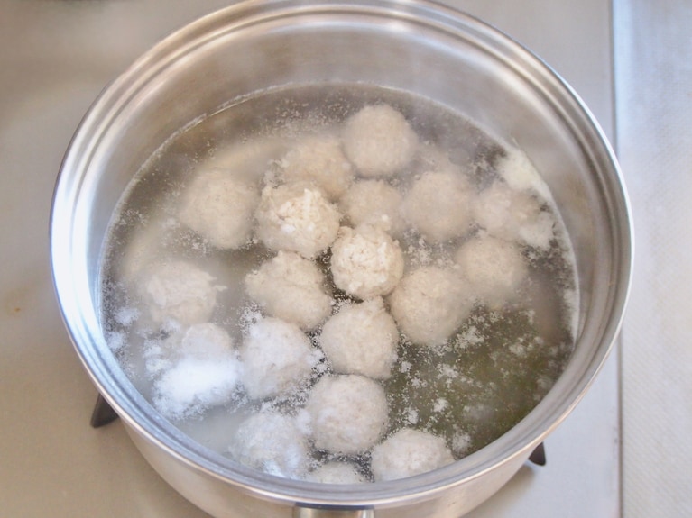 鍋に水（1リットルほど）、昆布を入れて加熱。沸騰したら（2）を団子状にしながら入れる。