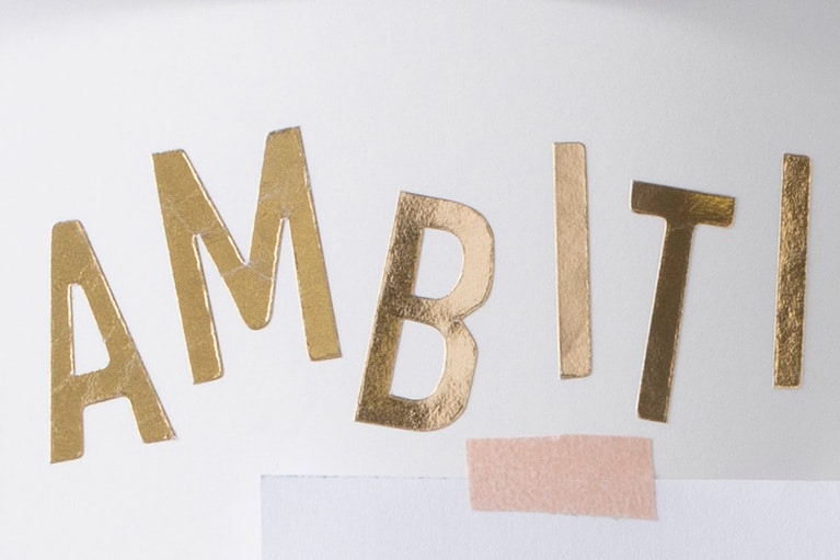 アルファベットシールで動きのあるページに。