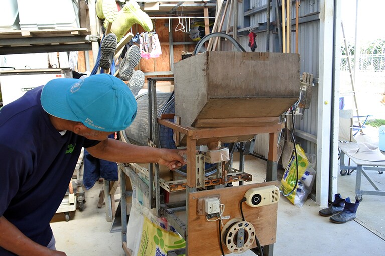 機械をいじっていると、少年のような正善さん。ハードワークな中に楽しみを見つけているもよう。