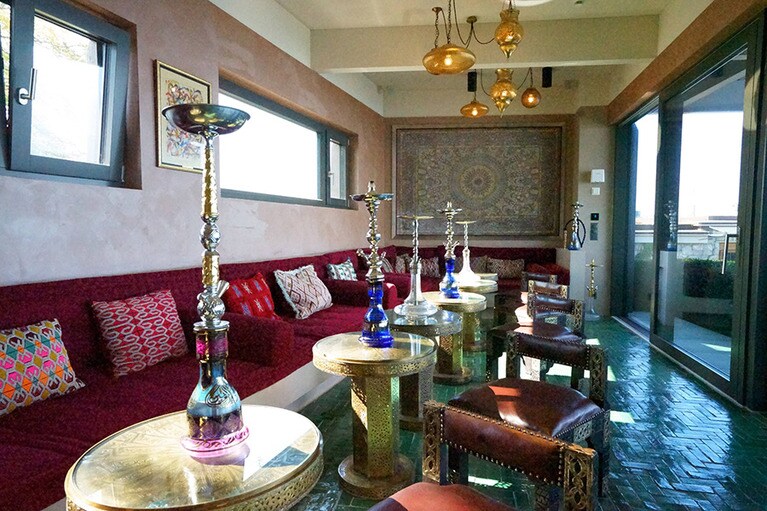 食後には併設のシーシャバーで水タバコを楽しむことができる。