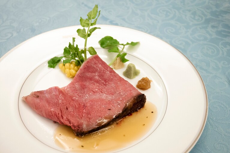 (上)ウエルカムディナーは、野菜をたっぷり使ったカラフルなオードブルからスタート。(下)6階「春日」でオーダーできる名物「にっぽん丸特製ローストビーフ」はとろけるような柔らかさ。