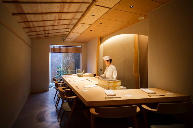 数寄屋風のこぢんまりとした店内。凛とした雰囲気。