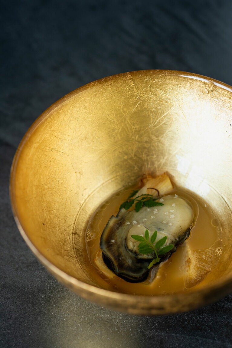 “はちきん地鶏×岩ガキ”。土佐のはちきん地鶏を使った白湯スープと岩ガキを合わせた前菜。旨みが凝縮されたスープは最後まで味わいたい。