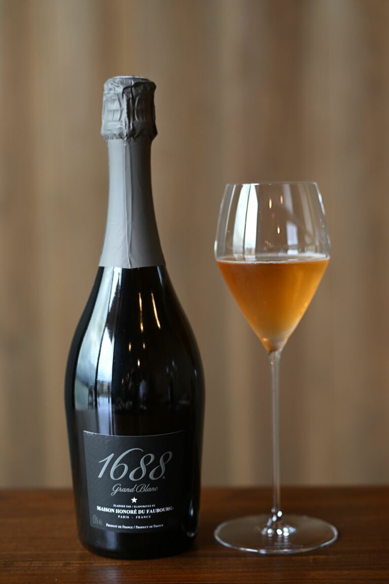 こちらはフランス製最高級ノンアル・スパークリング 1688 Grand Blanc（グラン・ブラン）。お酒が苦手な人やドライバーの方向けにノンアルコールペアリングも用意されています。