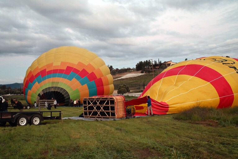 集合場所から広場に移動すると、スタッフが熱気球の準備中。