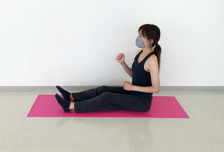 尾骨が下がらないように意識して、足先がマットの先端に届くまで少しずつ移動する。端についたら、後ろ歩きに変更して、最初の位置まで戻る。