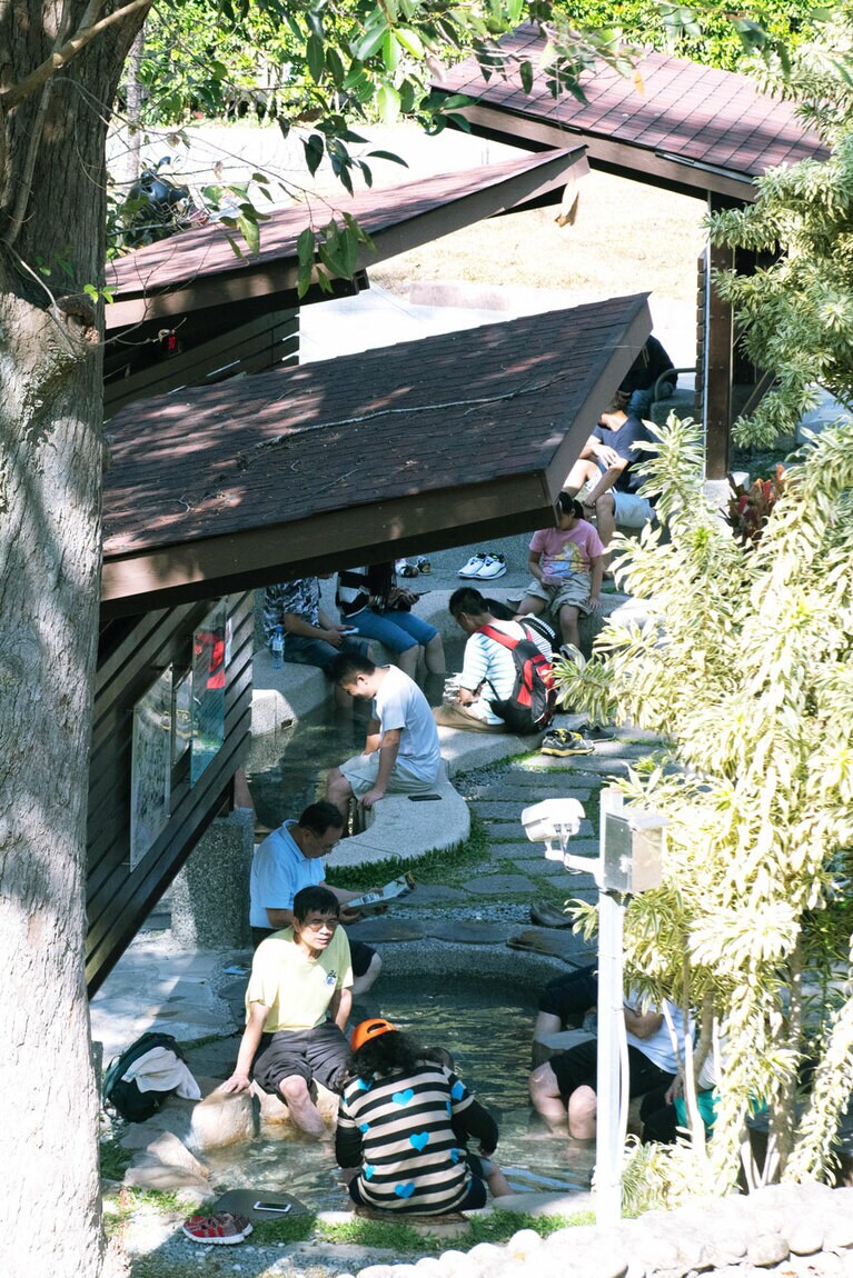 足湯は源泉が48度前後で、かけ流しで使われている。