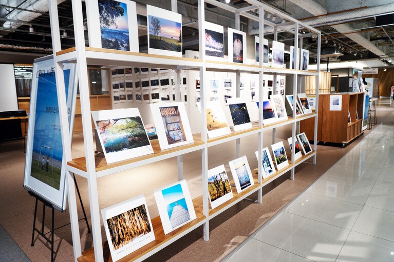 新潟での写真展は「Sea Point NIIGATA×MOYORe:（シーポイントニイガタ×モヨリ）」で開催された。駅直結ということもあり多くの人が観覧に訪れていた。撮影：編集部員