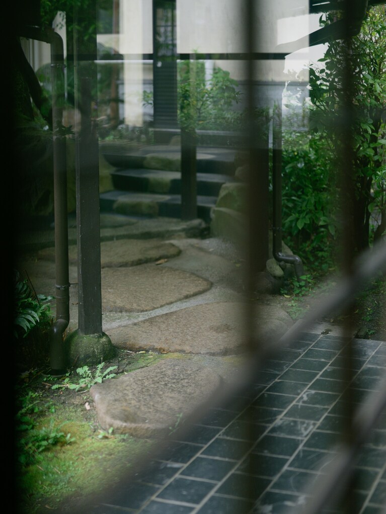 石畳を踏み、階段を上がって客室へと向かう。