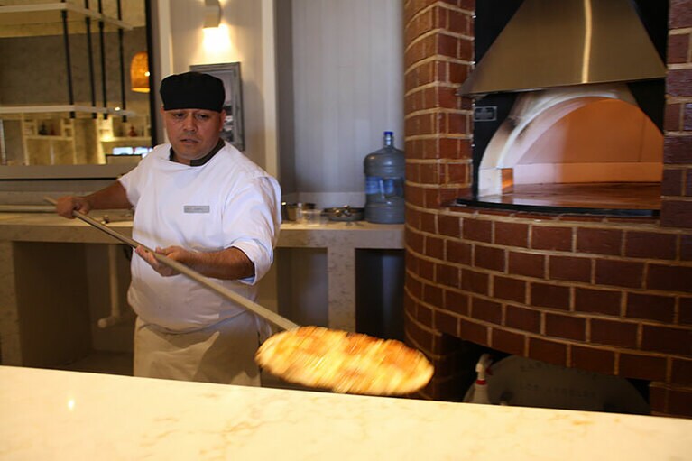 熟練の技で次々とピザを焼き上げる。