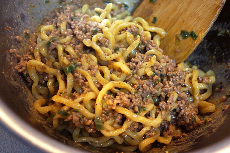 ここにごまだれに加え、ゆでた麺と和えます。