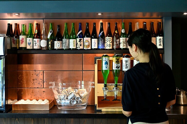 ロビーラウンジには、地酒などを自由に楽しめるコーナーも。