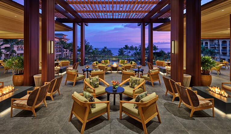 夕刻を迎えた「アラロア・ラウンジ」。12月から4月にかけては、ここからクジラが泳ぐのを観ることもできる。