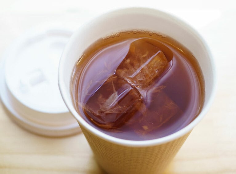 ほうじ茶は裏千家・家元御用達の名門「柳桜園茶舗」より。300円。